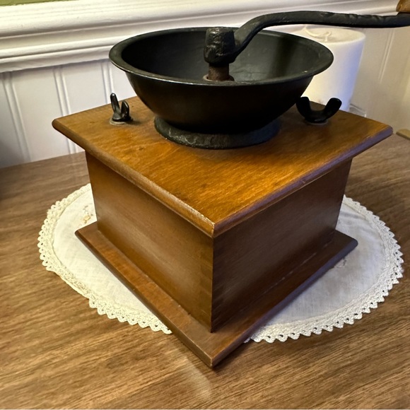 Vintage Coffee Grinder W. H. Co. Cast Iron Wood Dovetail With Pull Out Drawer - Picture 9 of 12